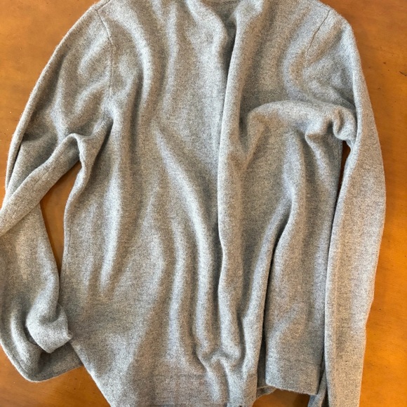 100% Cashmere | Gray Women's Botton-Down Cardigan. - Picture 10 of 13